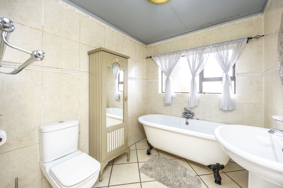 4 Bedroom Property for Sale in Sunnyridge Eastern Cape